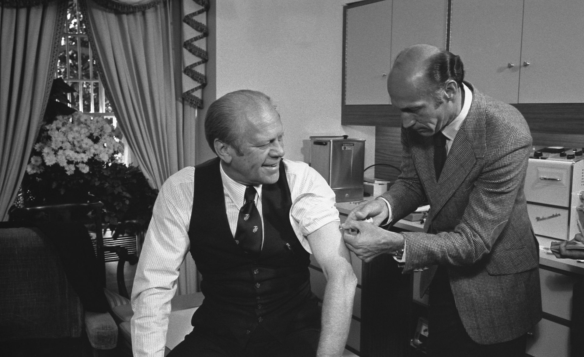 President_Ford_receives_a_swine_flu_inoculation